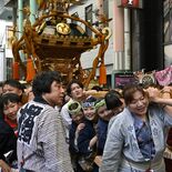 オリオン通りに神輿 威勢良く　宇都宮で市場祭、市場開場50周年祝う