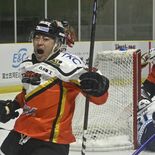 第２ピリオド、パス減らし一気に　アイスバックス、６得点快勝で白星先行