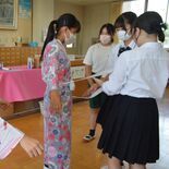 赤見中で浴衣の着付け体験授業　講師は佐野松桜高生　