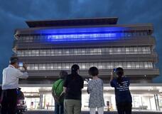 手話普及目指し庁舎青く染まる