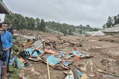 豪雨で土砂崩れ、7人死亡