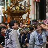 オリオン通りに神輿 威勢良く　宇都宮で市場祭、市場開場50周年祝う