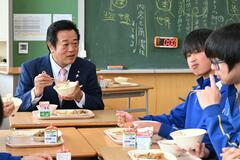無償化受け給食を視察