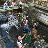 宇都宮工高の生徒がイルミネーション設置　釜川ロマンチックドーム付近に　いくつもの“エコ”