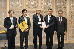 児童の事故防止へ 横断旗千本を寄贈