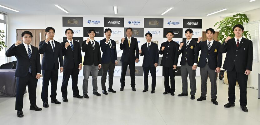 栃木GBでの活躍を誓う選手たちと山下監督(中央)=エイジェックスポーツ科学総合センター