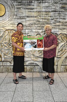 「栃木県民感謝月間」をＰＲする来寿さん（左）ら＝22日午後、下野新聞社
