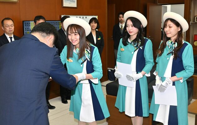 任命書を受け取るマロニエメイツ＝６日午前10時10分、県議会議長室