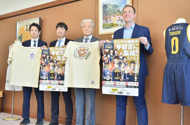 福田知事（右から２人目）を表敬訪問したベイヤーＣＥＯ（右）ら＝県庁