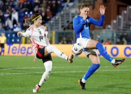 　日本―イタリア　後半、同点ゴールを決める長谷川（左）＝コモ（共同）