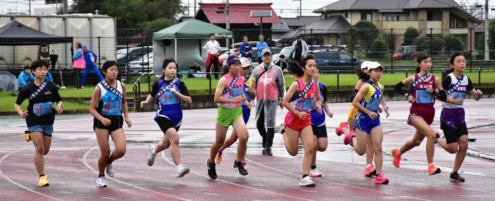 たすきをかけ市内駅伝のスタートを切った選手たち