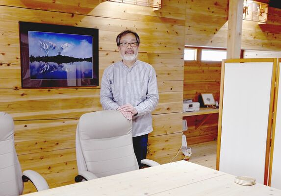 オープン１年を迎えた「とちぎステップ家族相談室」の室内に立つ渡辺さん