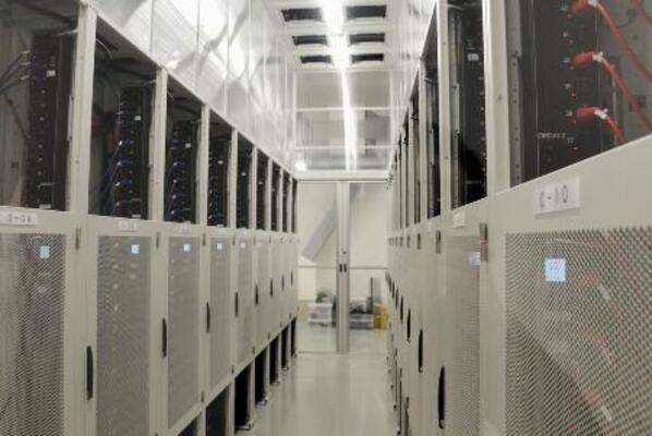 　「さくらインターネット」が運営するデータセンターのサーバールーム＝２０２４年、北海道石狩市