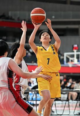 第１クオーター１分、矢板中央の中村がシュートを決める＝東京体育館、河野光吉撮影