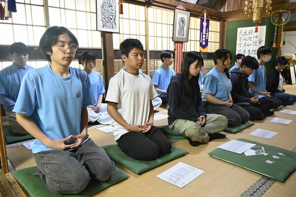 心の中の煩わしさを忘れるため、瞑想も体験した
