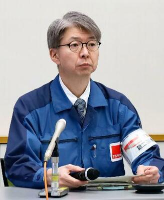 　記者会見する東京電力柏崎刈羽原発の伊能政雄第２運転管理部長＝１９日午後、新潟県刈羽村