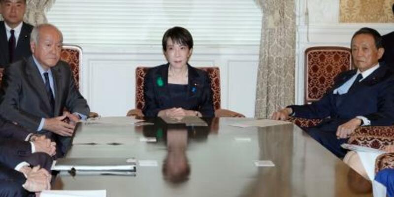 　自民党の役員会に臨む高市首相（中央）ら＝２０日午後、国会