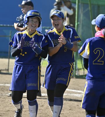 ソフトボール女子１回戦　４回、文星女の増渕（左）が本塁打を放ち、仲間に迎えられる＝岡山県津山市の勝北総合スポーツ公園野球場、鈴木航撮影