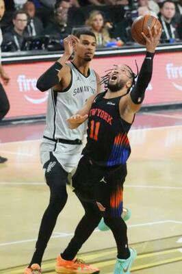 スパーズとのNBAカップ決勝でシュートを放つニックスのブランソン(右)=ラスベガス(イマジンイメージズ・ロイター=共同)