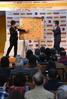 渡辺棋王と藤井五冠の対局に注目が集まり、大勢のファンが集まった大盤解説＝19日午後３時10分、日光きぬ川スパホテル三日月