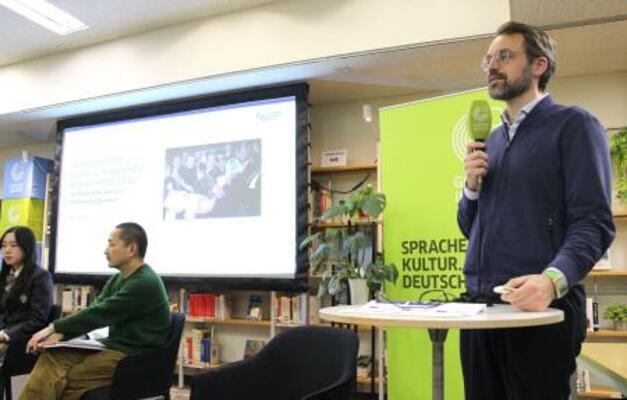 　主権者教育に関する討論会で発言するドイツの教育団体理事長クリスティアン・ヨハン氏＝７日午後、東京都内