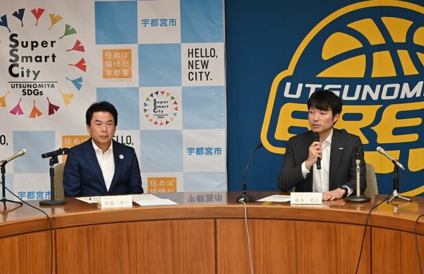 記者会見する栃木ブレックスの藤本社長（右）と佐藤宇都宮市長＝１日午後、同市役所