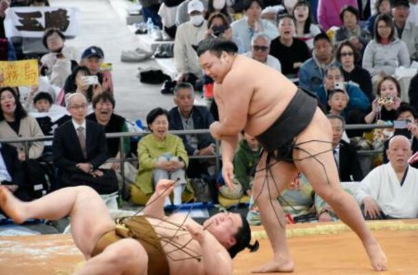 　大相撲の春巡業に参加した霧島（右）＝三重県伊勢市