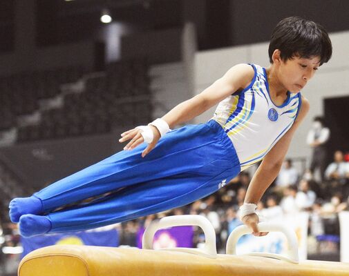 男子Ｂクラス　個人総合で３位に入った手塚（鹿沼ジュニアクラブ）。種目別優勝を飾ったあん馬の演技＝日環アリーナ栃木