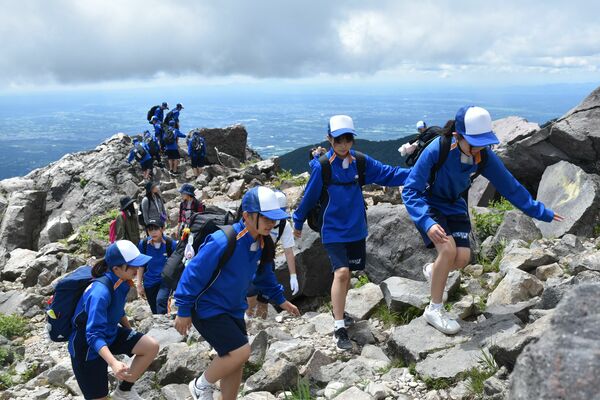 那須岳を登る生徒