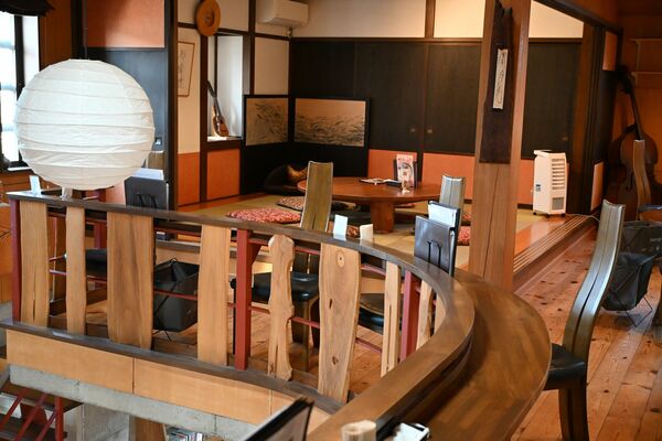木のぬくもりに包まれた店内