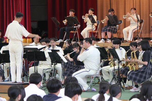 県警音楽隊と生徒がコラボする場面もあった
