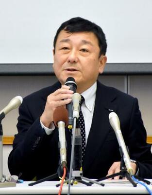 定例の記者会見をする東電柏崎刈羽原発の稲垣武之所長=27日午前、新潟県刈羽村