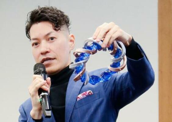 核融合炉の内部の模型を示し、建設構想を説明するヘリカル・フュージョンの田口昂哉CEO=27日、東京都千代田区