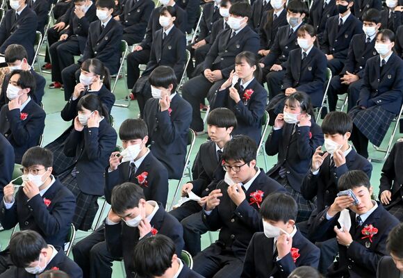 校歌斉唱を終え、マスクを外す卒業生ら＝１日午前11時10分、黒羽高