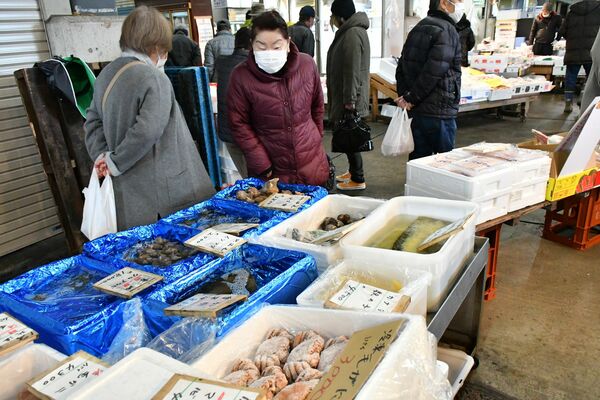 来場者でにぎわう県南地方卸売市場