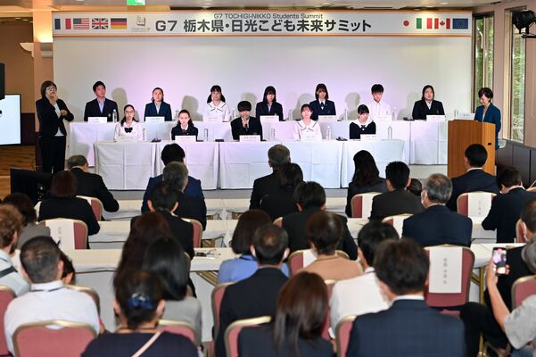 こども未来サミットでそれぞれの意見を述べる参加者ら＝27日午後１時40分、日光市鬼怒川温泉大原