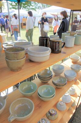 さまざまな陶器が並ぶ益子秋の陶器市＝３日午前、益子町益子