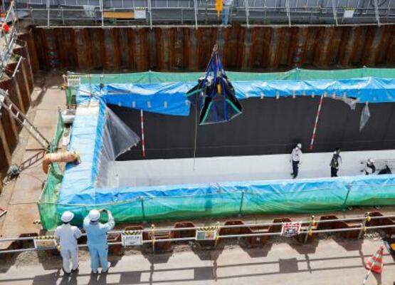 クレーンで最終処分施設に搬入される廃棄物=26日午前、大阪府豊能町