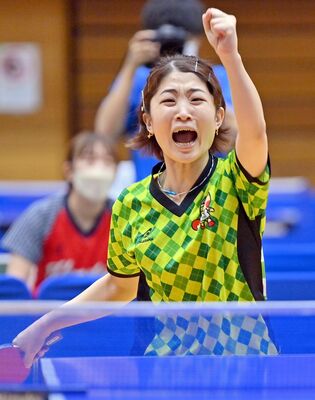 卓球成年女子決勝　激戦となった第４セットを制し、ガッツポーズで喜ぶ本県チームの安藤＝鹿沼市のＴＫＣいちごアリーナ