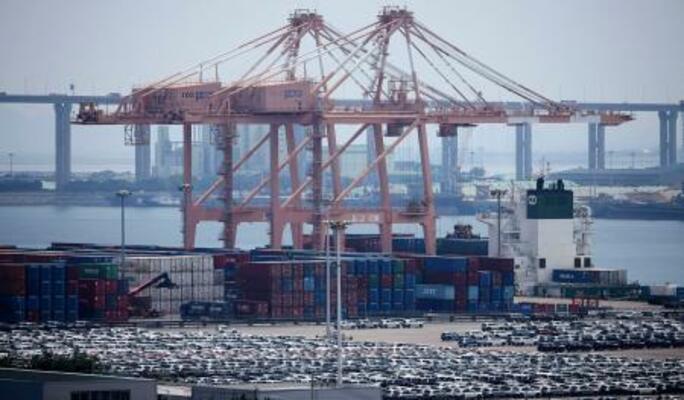 韓国・平沢の港に並ぶ輸出用の自動車=7月(ロイター=共同)