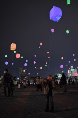 夜空に揚げられた色とりどりのランタンバルーン＝18日夜、宇都宮市