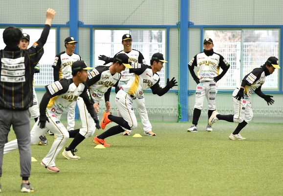 ダッシュなどで汗を流す栃木ＧＢの選手たち＝栃木市のエイジェックスポーツ科学総合センター