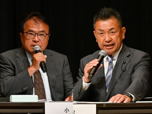 公開討論会で論戦を交わした（右から）松井氏、小林氏＝25日午前、鹿沼市坂田山２丁目