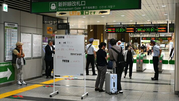運転の見合わせを知り新幹線の改札前で駅員に状況を聞いたりする利用客ら＝19日午前11時55分、ＪＲ宇都宮駅