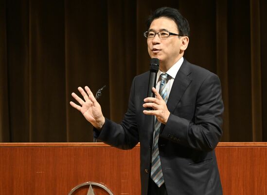 「本をたくさん読んで心の森を育てよう」と呼びかける斎藤さん