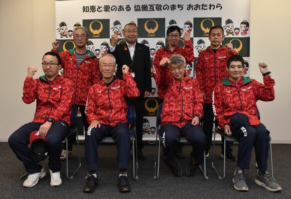 相馬市長（後列左から２人目）と大会出場選手ら