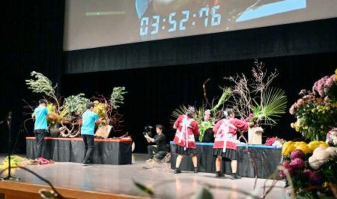 高松市で開かれた「全国高校生花いけバトル」の全国大会=25日午後