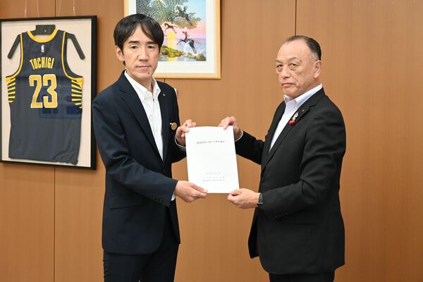 赤岩副知事（左）に要請書を手渡す国府田会長＝23日午前、県庁