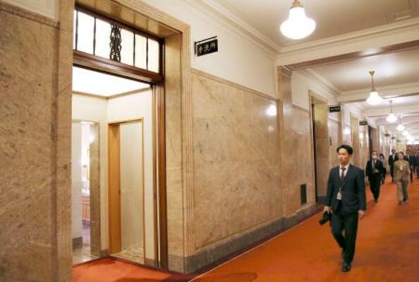 　衆院本会議場の入り口付近のトイレ＝２０２５年１２月