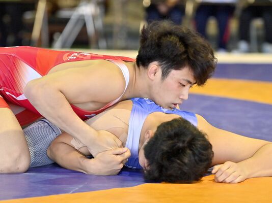 レスリングフリースタイル80キロ級リーグ戦　足大付の本橋（上）が攻める＝足利大付高第３体育館